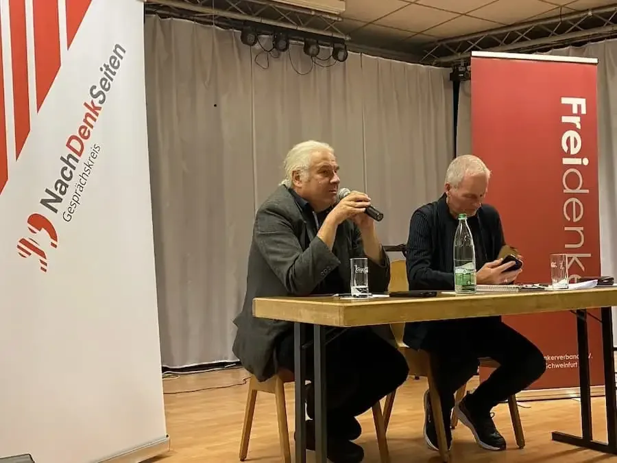 Andrej Hunko spricht bei einer Veranstaltung in Würzburg über den Ukrainekrieg und die Rolle der EU, organisiert von NachDenkSeiten und Freidenkerverband