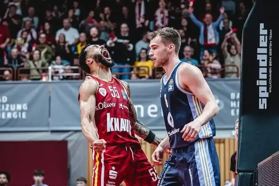 Spielszene beim Heimsieg der Würzburg Baskets gegen ALBA Berlin in der BBL 2025 – emotionale Jubelgeste eines Würzburger Spielers vor begeisterten Fans in der tectake ARENA.