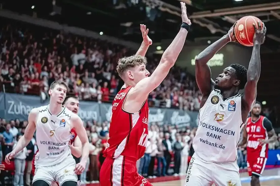 Spielszene zwischen Würzburg Baskets und Basketball Löwen Braunschweig in der tectake ARENA während eines intensiven BBL-Duells.