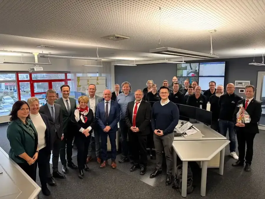 Gruppenfoto bei der Jubiläumsfeier zu 50 Jahren Integrierte Leitstelle und ZRF Schweinfurt im Hafen Schweinfurt