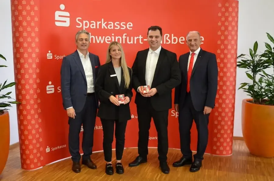 Gruppenfoto bei der Zeugnisübergabe der Sparkasse Schweinfurt-Haßberge in Schweinfurt nach erfolgreich abgeschlossener Weiterbildung