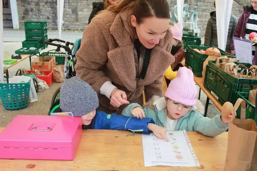 KidsMarktstand3 Kinder der Schule am Bach üben Verkauf und Rechnen am KidsMarktstand auf dem Wochenmarkt in Schonungen
