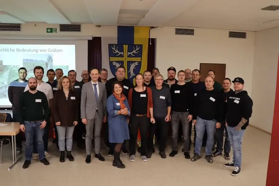 Vertreter des Landschaftspflegeverbands und der Gemeinden beim Austausch zur naturverträglichen Bach- und Grabenpflege im Landkreis Schweinfurt