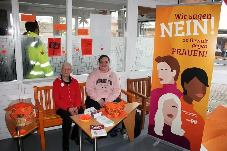 Frauenbeauftragte der Werkstatt Augsfeld informieren am Orange Day an einem Infostand über Schutz vor Gewalt.