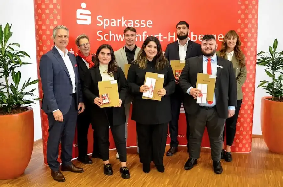 Zeugnisübergabe Ausbildung Auszubildende der Sparkasse Schweinfurt-Haßberge bei der feierlichen Zeugnisübergabe in Schweinfurt