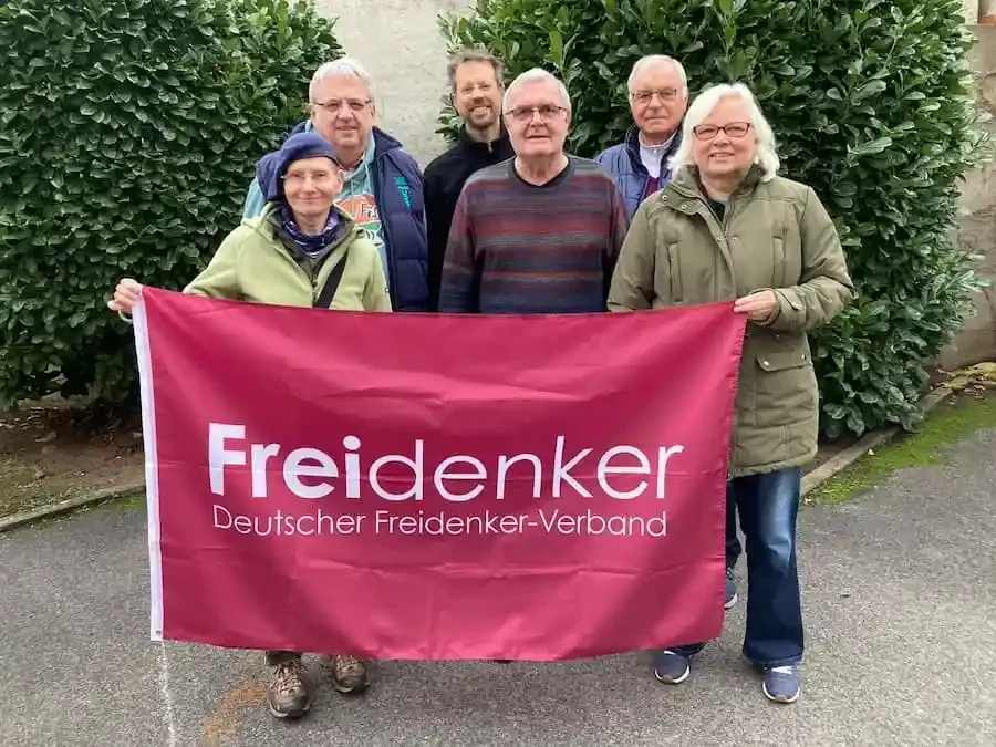 Gruppe von Mitgliedern des neuen Freidenker-Ortsverbands Schweinfurt/Würzburg mit Verbandsbanner bei der Gründung