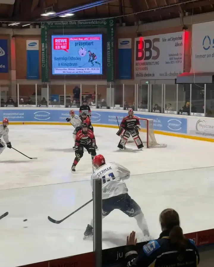 Eishockey-Spielszene zwischen dem EHC Königsbrunn und den Mighty Dogs während des Bayernliga-Topspiels.