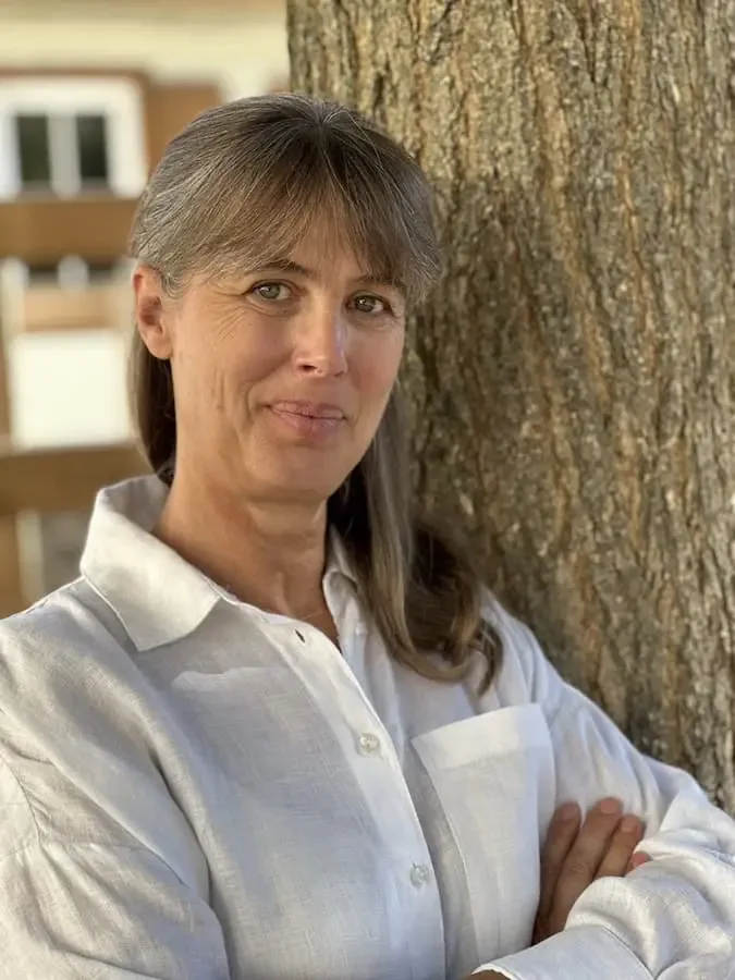 Porträt von Bürgermeisterkandidatin Kathrin Tröster aus Niederwerrn und Oberwerrn vor einem Baum