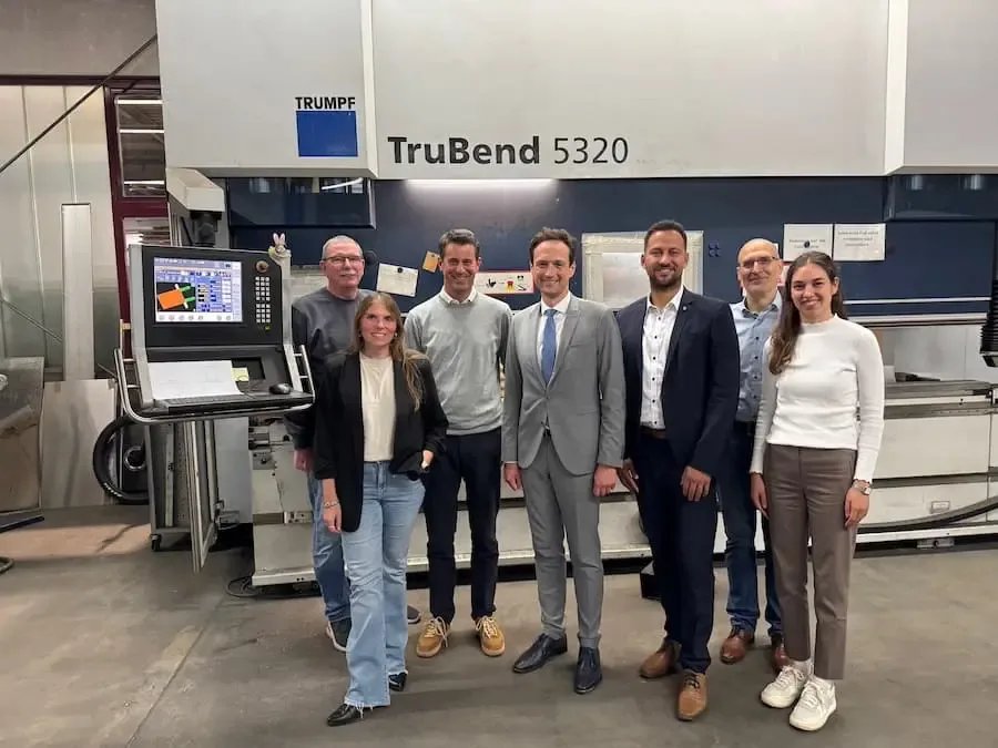 Landrat Florian Töpper und Vertreter des Landratsamts sowie der Wirtschaftsförderung zu Besuch bei der Metallbau Pfeuffer GmbH in Werneck – Gruppenfoto vor einer TruBend-Maschine.