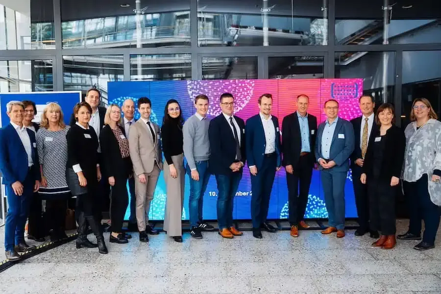 nisys c simon kahner Vertreterinnen und Vertretern des Promotionszentrums „Nachhaltige und intelligente Systeme (NISys) und der THWS mit dem ersten Promovenden Dr. Timo Hertlein (8. v. li.) (Foto: Simon Kahner)