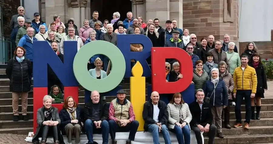 Delegation aus Nordheim am Main beim Partnerschaftsbesuch in Nordheim en Alsace vor dem NORDischriftzug