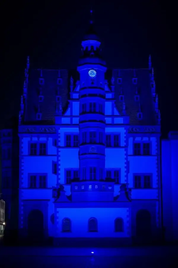 Blau beleuchtetes Rathaus Schweinfurt zum Aktionstag „Cities for Life“ als Zeichen gegen die Todesstrafe