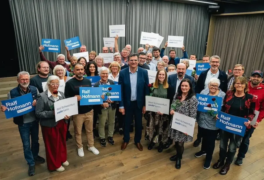 Gruppenfoto der SPD Schweinfurt bei der Aufstellungsversammlung für die Kommunalwahl 2026 mit Unterstützenden im Veranstaltungsraum.