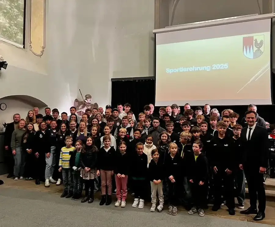 Gruppenfoto aller geehrten Sportlerinnen und Sportler bei der Sportlerehrung 2025 in Schonungen mit Bürgermeister Stefan Rottmann.