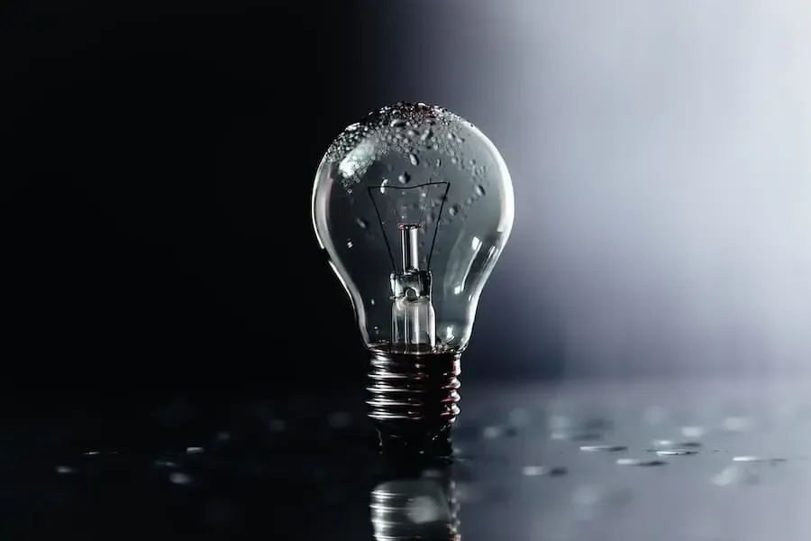 Glühbirne als Symbol für steigende Stromkosten und Energiearmut in Schweinfurt