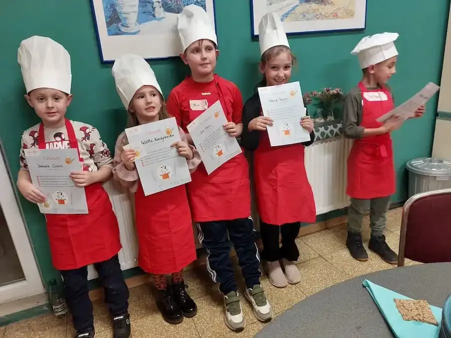 tafel schweinfurt kinder ernaehrungsprojekt urkunden kochkurs Kinder mit Kochmützen zeigen stolz ihre Urkunden beim Ernährungsprojekt der Tafel Schweinfurt.
