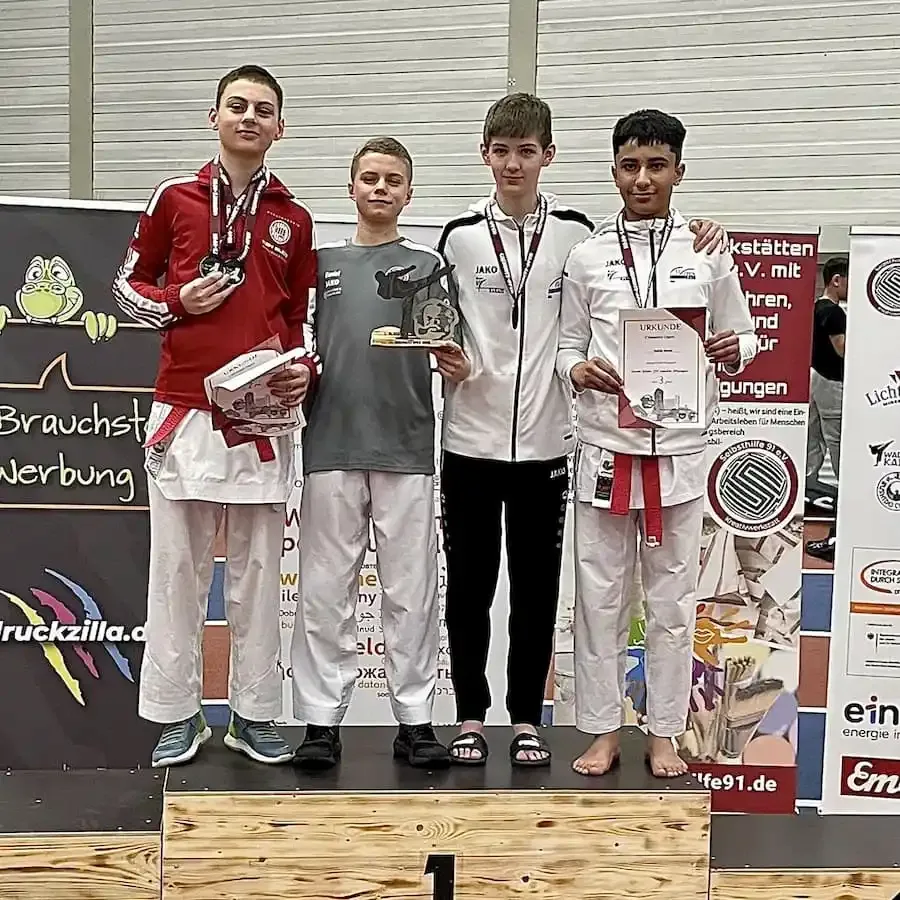 Daniel Eckerdt von der TG Schweinfurt bei der Siegerehrung der U14-Offenklasse nach seinem dreifachen Goldgewinn.