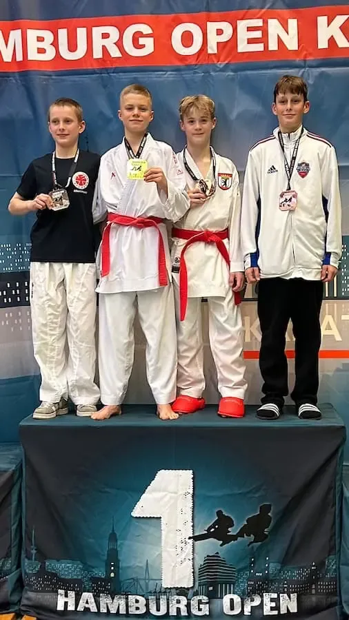 tg schweinfurt karate hamburg open siegerehrung TG-Schweinfurt-Karateka Daniel Eckerdt gewinnt Gold bei den Hamburg Open – Siegerehrung mit den Finalisten der Kategorie U14
