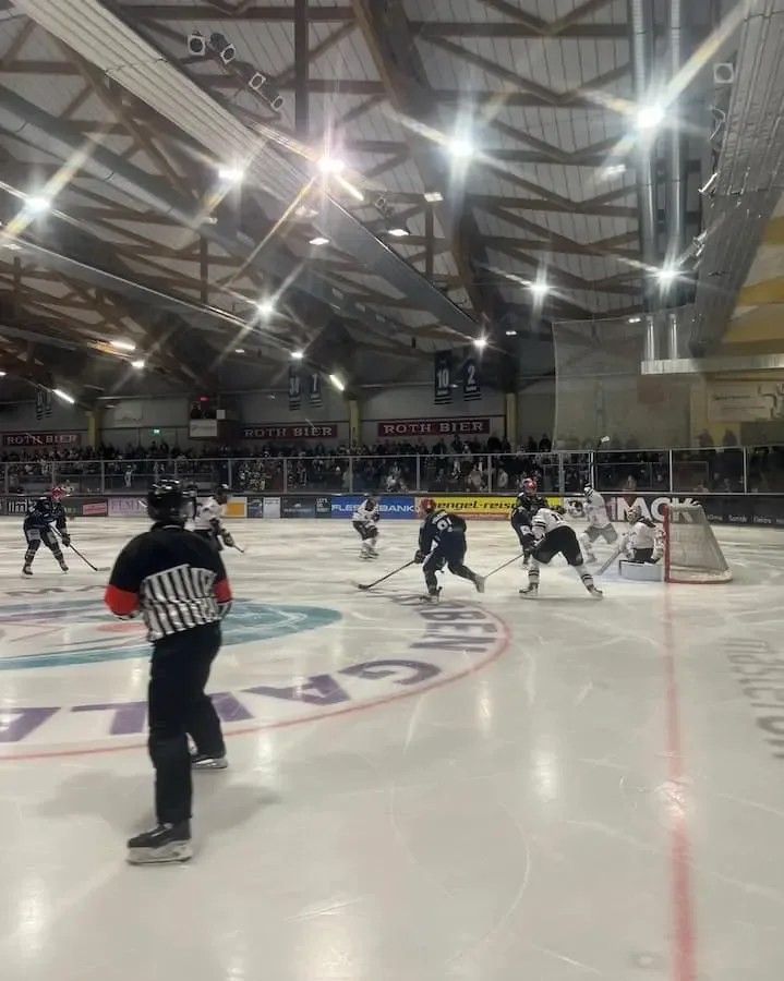 Eishockeyspiel im Schweinfurter Icedome: Mighty Dogs im Angriff gegen Dingolfing während der Bayernliga-Partie.