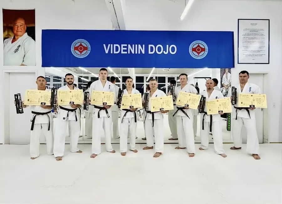 Neue 1. Dan Träger im Videnin Dojo Schweinfurt nach bestandener Kyokushin-Dan-Prüfung mit schwarzen Gürteln und Zertifikaten