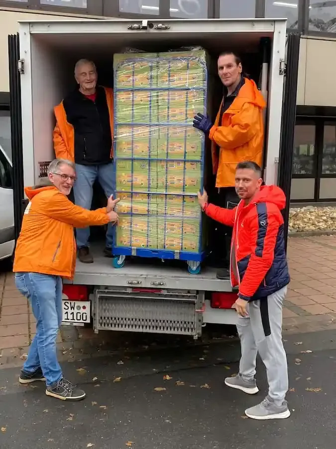 Ehrenamtliche liefern Weihnachtsgeschenke von „Liebe im Karton“ zur Tafel Schweinfurt