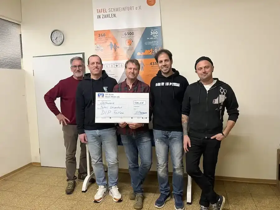 Spendenübergabe des DIP-Punk-Festivals an die Tafel Schweinfurt: Ernst Gehling mit dem Orga-Team bei der Übergabe des 4.000-Euro-Schecks.