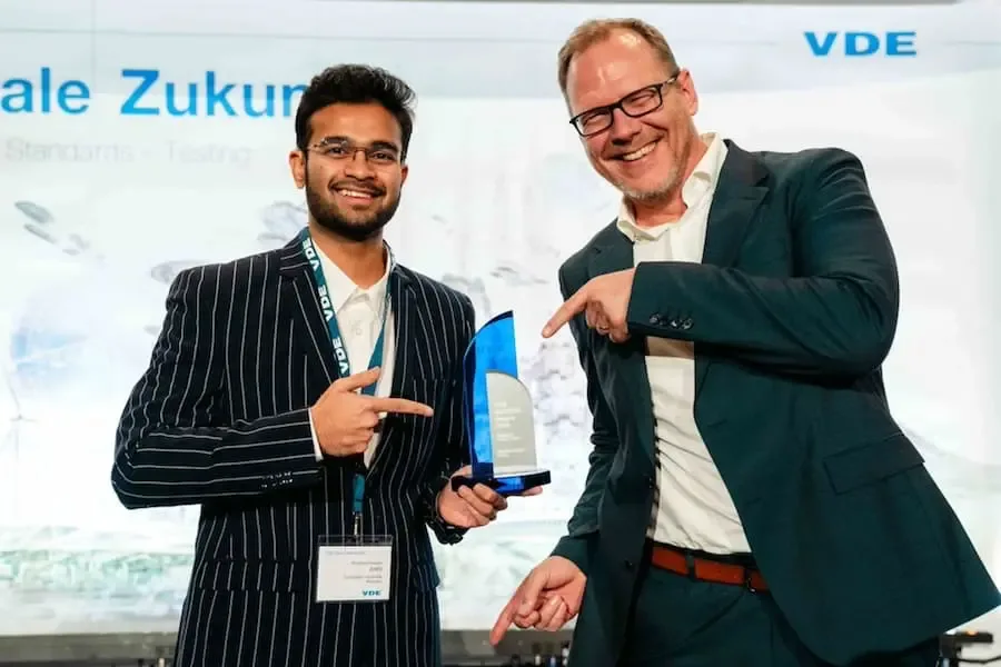 Shubham Joshi erhält den VDE Bayern Award 2025 in München gemeinsam mit Prof. Dr.-Ing. Volker Willert von der THWS