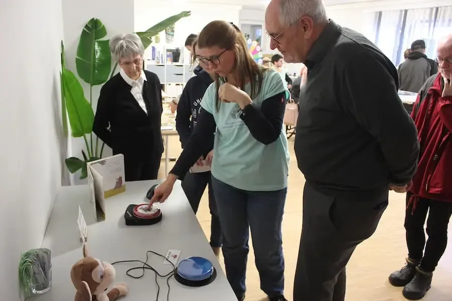 Besucher testen Hilfsmittel der Unterstützten Kommunikation bei der neuen UK-Beratungsstelle der Lebenshilfe Schweinfurt