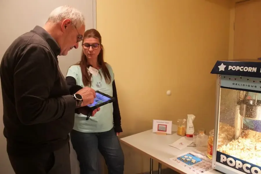 Beratungsstelle UK 2 Norbert Hart testet Talker bei der neuen UK-Beratungsstelle der Lebenshilfe Schweinfurt beim Tag der offenen Tür