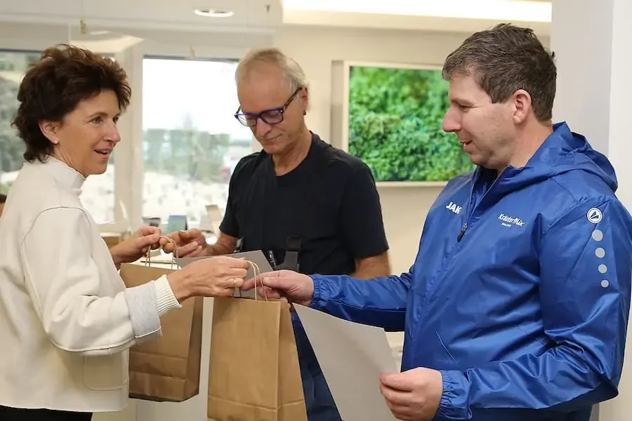 Geschenk Übergabe MdRzA Geschenkübergabe an die erfolgreichsten Radfahrer bei Kräuter Mix während der Aktion Mit dem Rad zur Arbeit