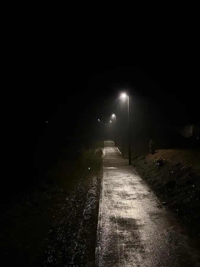 LED Beleuchtung Bild 2 Intelligente LED-Straßenbeleuchtung leuchtet Gehweg zum Neubaugebiet Südost II in Gochsheim bei Nacht aus