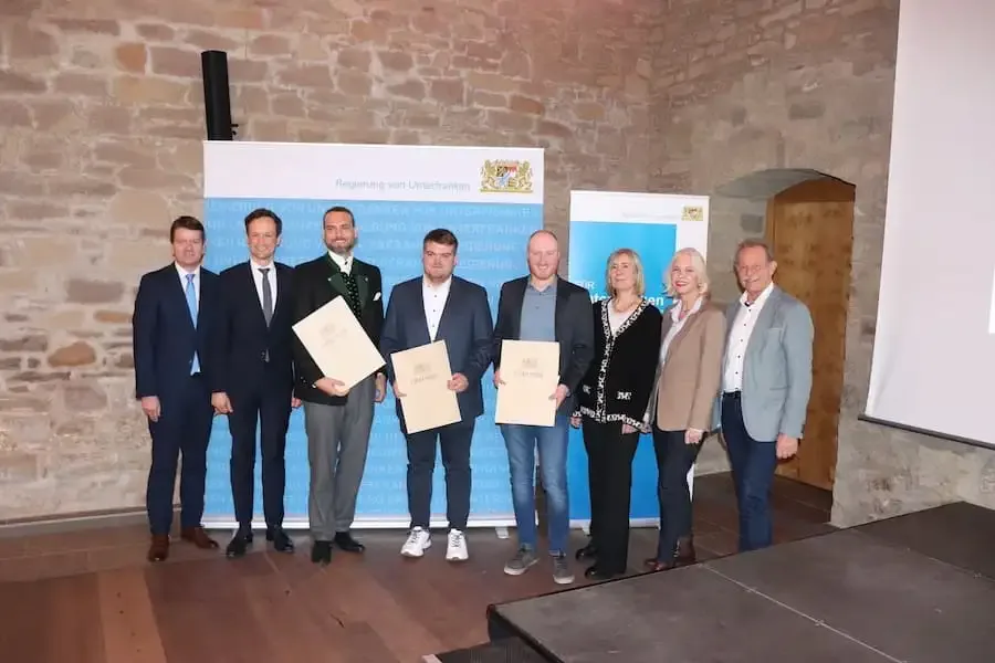 Übergabe der Meisterbriefe an Landwirtschaftsmeister aus Unterfranken mit zwei Absolventen aus dem Landkreis Schweinfurt