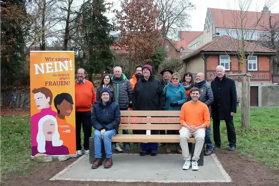 Beteiligte der Lebenshilfe-Werkstatt Augsfeld und der Stadt Haßfurt bei der Übergabe einer Sitzbank gegen Gewalt am Main-Radweg