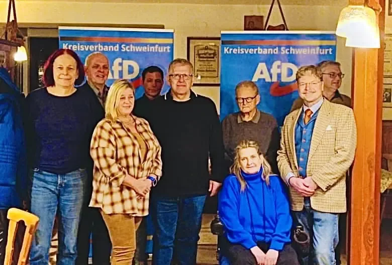 afd kreistagskandidaten gruppenfoto schweinfurt land aufstellung 2026 Gruppenfoto vor AfD-Bannern bei der Aufstellungsversammlung im Landkreis Schweinfurt.