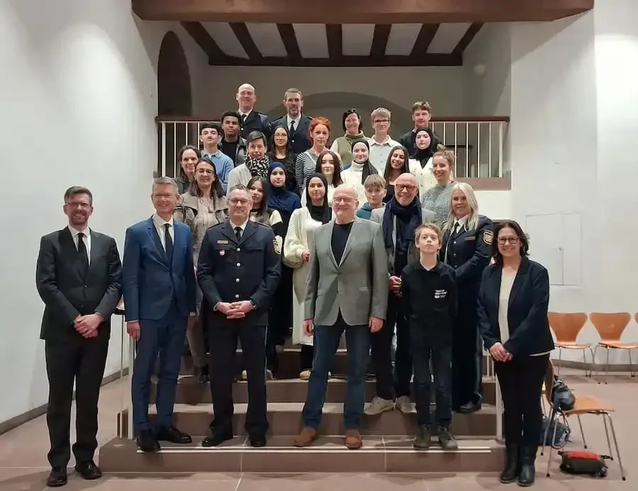 Schulweghelfer und Schülerlotsen mit Oberbürgermeister Sebastian Remelé bei Dankesfeier im Alten Rathaus Schweinfurt