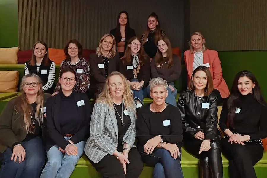 Die EXIST-Women-Stipendiatinnen 2025 mit Mentorinnen und dem Team von Entrepreneurship@THWS bei der Abschlussveranstaltung.