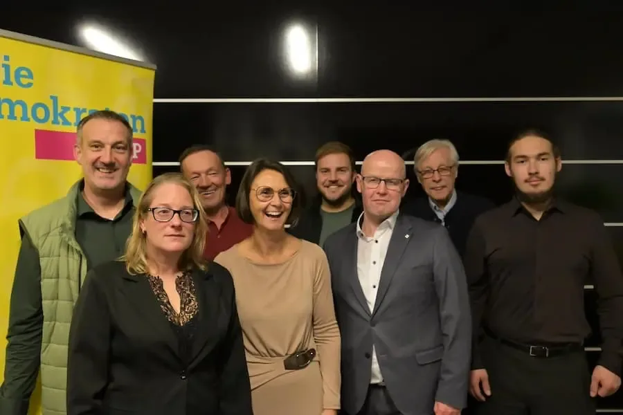 FDP Schweinfurt stellt Kandidaten für die Stadtratswahl 2026 vor, angeführt von OB-Kandidat Axel Schöll