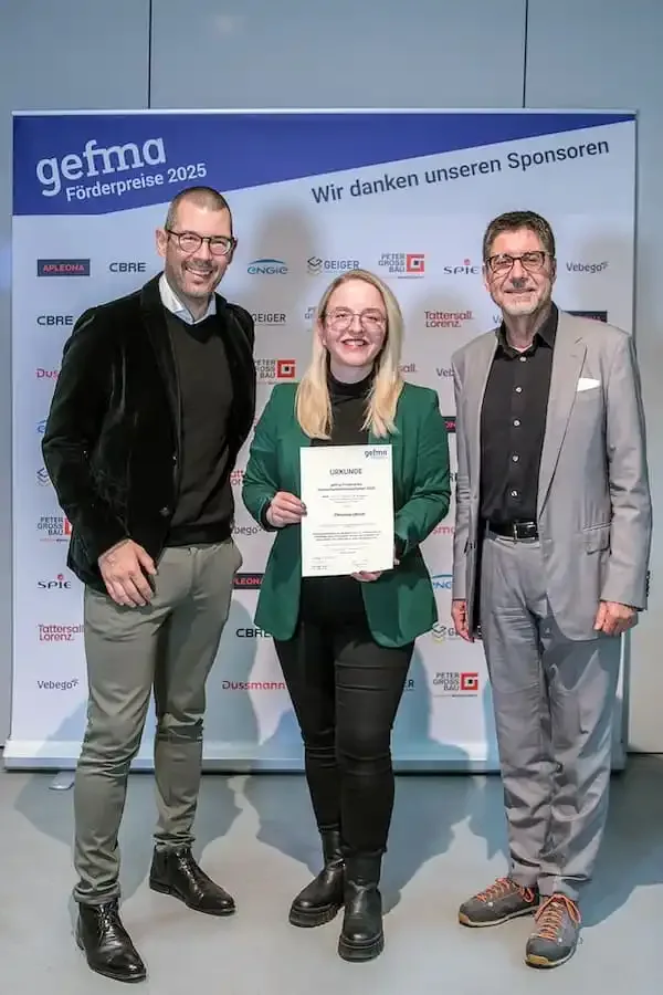 Preisverleihung des gefma-Förderpreises 2025: Masterabsolventin der THWS erhält Auszeichnung im Bereich Carbon Footprint.