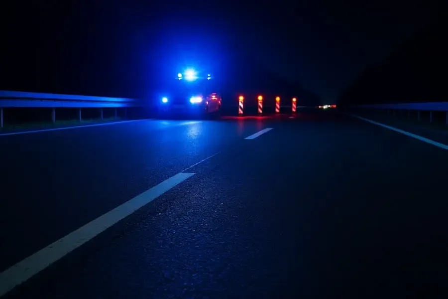 Nächtliche Autobahn bei Werneck mit Blaulicht und Vollsperrung – Symbolfoto zu Geisterfahrer auf A70 und A71