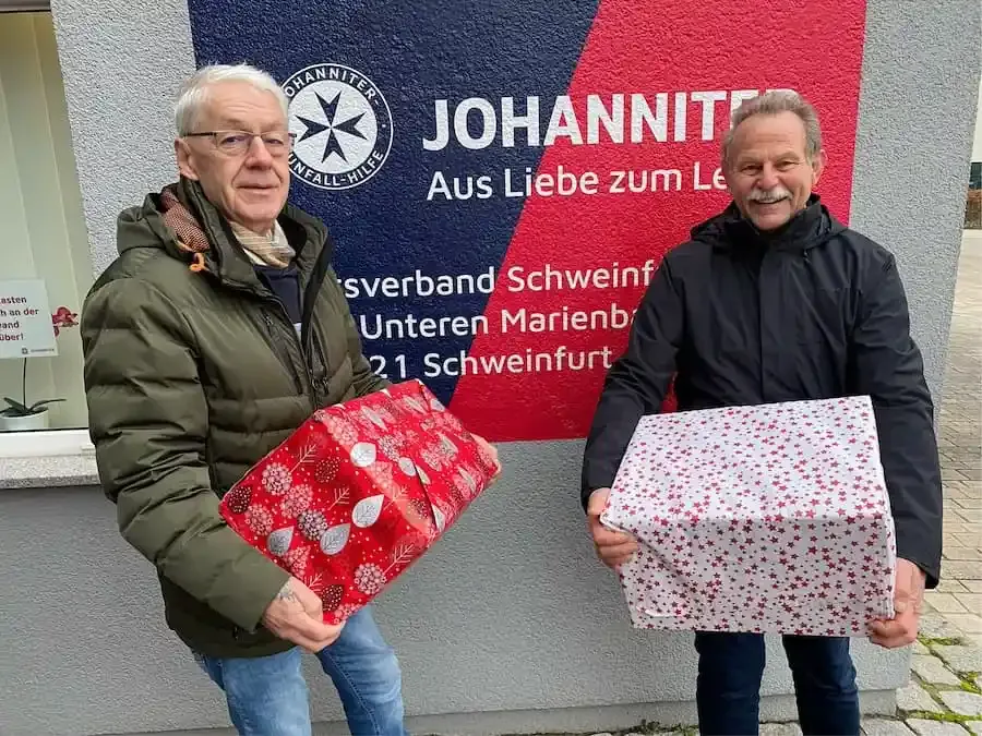 Landtagsabgeordneter Paul Knoblach unterstützt den Johanniter-Weihnachtstrucker mit Hilfspaketen in Unterfranken
