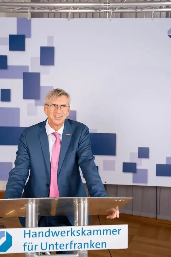 Michael Bissert am Rednerpult der Handwerkskammer für Unterfranken nach seiner Wahl ins Präsidium des Zentralverbands des Deutschen Handwerks