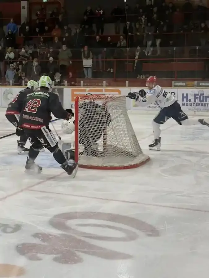 Eishockeyspiel vor dem Tor mit intensiver Spielsituation während einer Bayernliga-Partie