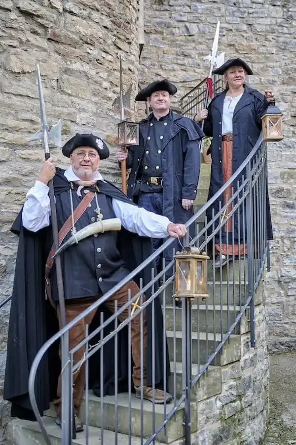Nachtwächter der Tourist-Information Schweinfurt 360° bei einer abendlichen Gästeführung durch die historische Altstadt von Schweinfurt.
