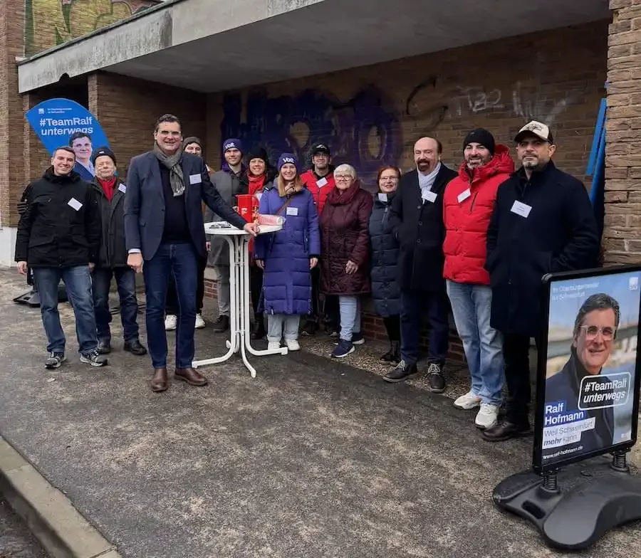 Oberbürgermeisterkandidat Ralf Hofmann mit Unterstützern bei einem Stadtteilbesuch in Schweinfurt