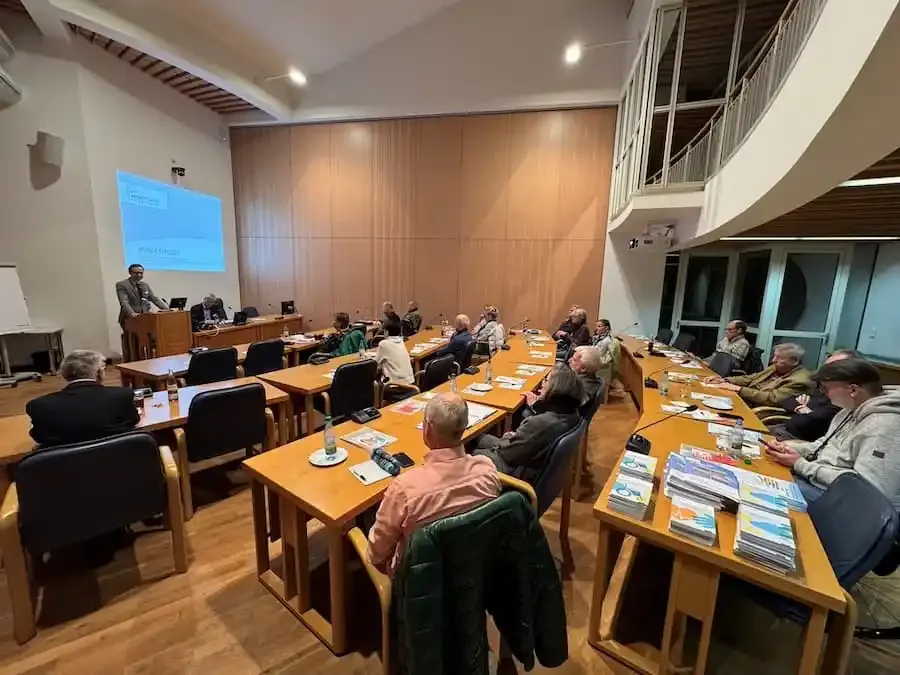 Landrat Florian Töpper spricht beim Runden Tisch zu Barrierefreiheit im Landratsamt Schweinfurt