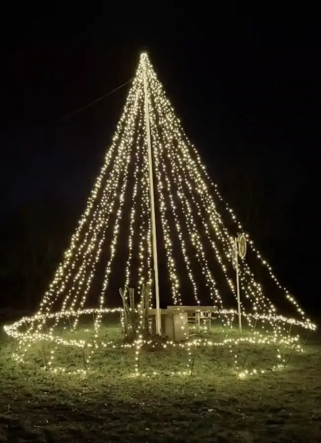 schonungen lichterzelt ortseingang weihnachtsbeleuchtung 2025 Großes Lichterzelt am Ortseingang von Schonungen als weihnachtliche Lichtinstallation bei Nacht