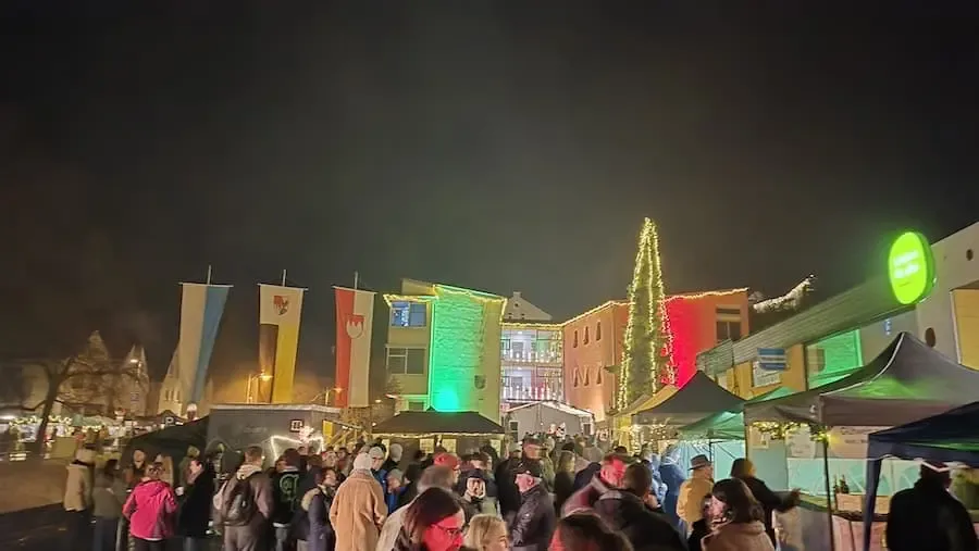 Großer Besucherandrang bei der Schonunger Weihnacht am Abend mit Lichterinstallationen und Weihnachtsständen