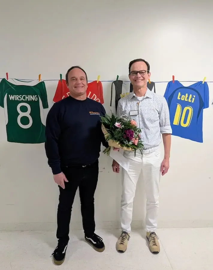 Jürgen Venzel überreicht Spende der Firma Kanal Türpe an Chefarzt Dr. Herrmann in der Kinderklinik des Leopoldina-Krankenhauses in Schweinfurt