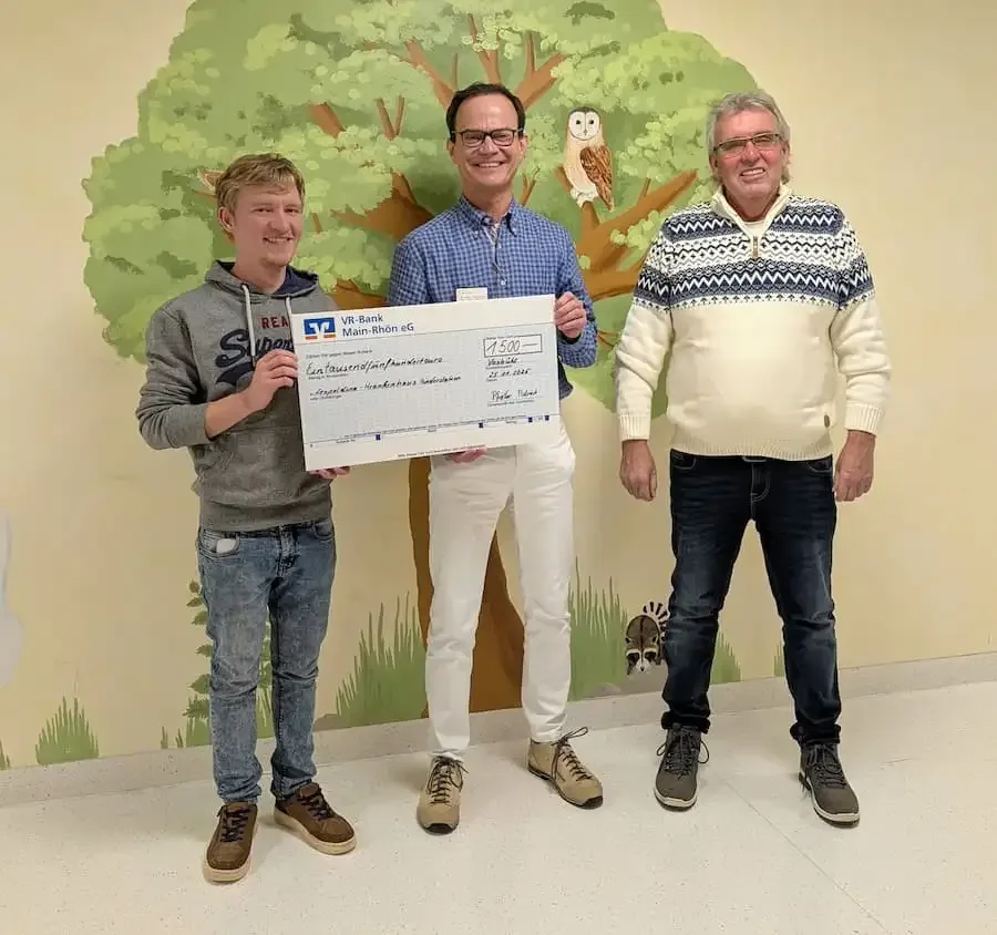 Patrick und Helmut Pfister übergeben einen Spendenscheck an Dr. Johannes Herrmann, Chefarzt der Kinderklinik am Leopoldina in Schweinfurt.