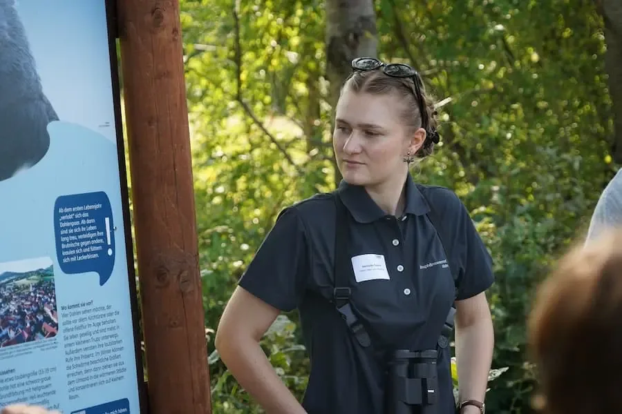 Umweltpraktikantin Veronika Segerer bei einem Einsatz im UNESCO-Biosphärenreservat Rhön im Rahmen des Umweltpraktikums 2025